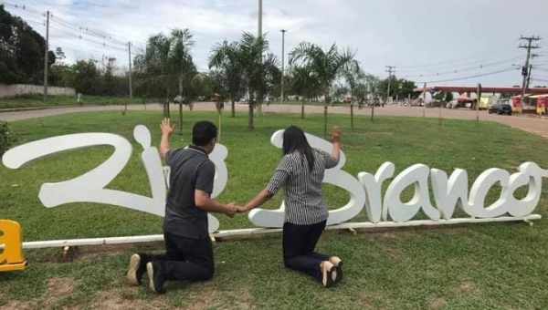 No dia da votação, Jamyl publica foto ao lado da esposa orando em letreiro de Rio Branco